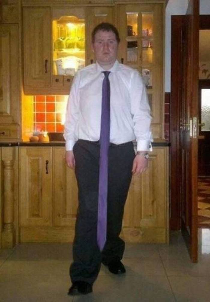 мужчина с длинным галстуком