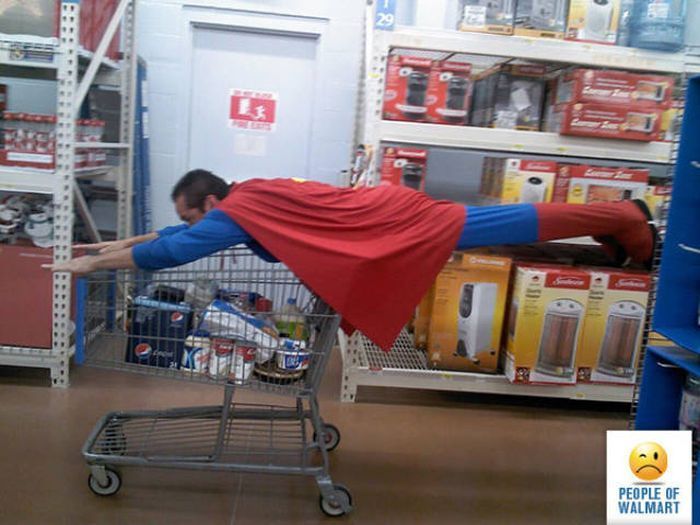 мужчина в костюме супермена в супермаркете