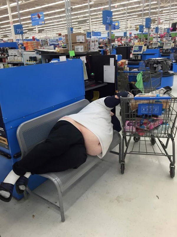 полный мужчина спит в супермаркете