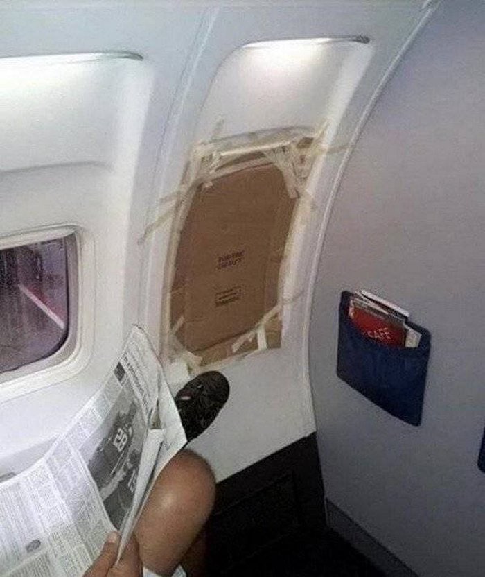 иллюминатор в самолете