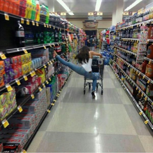 девушка с тележкой в супермаркете
