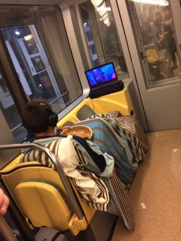 парень с ноутбуком и пледом в метро