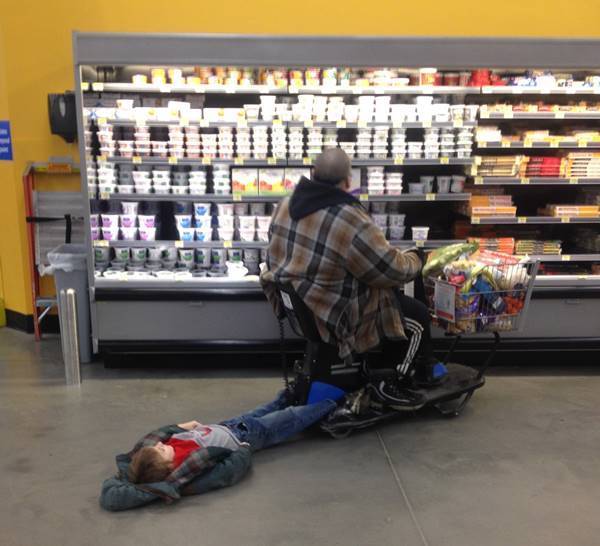 люди в супермаркете