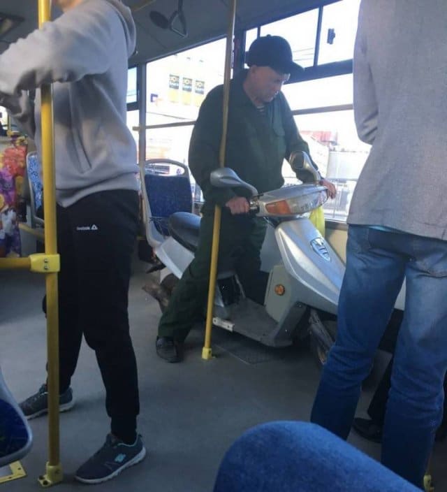мужчина на скутере в автобусе