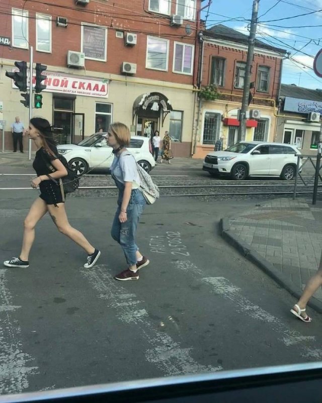 девушки переходят дорогу