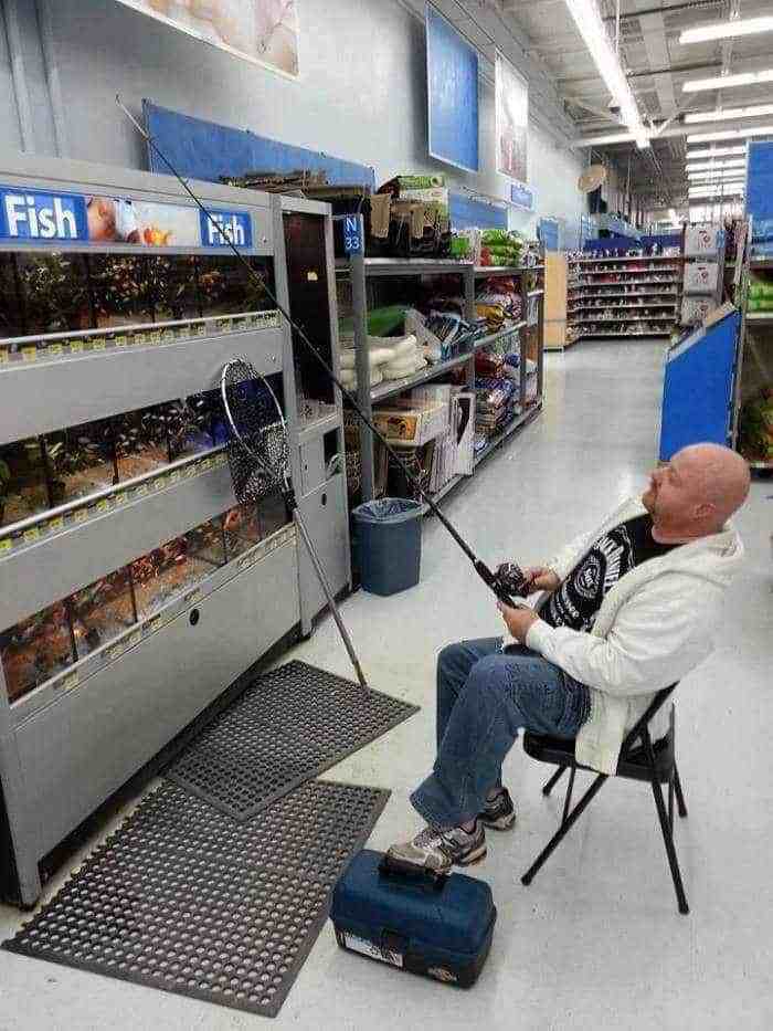 мужчина ловит рыбу в супермаркете