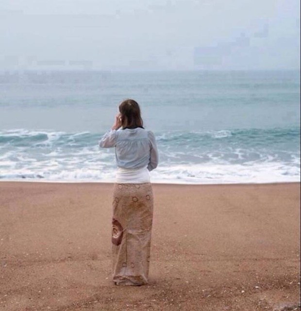 девушка стоит на берегу моря