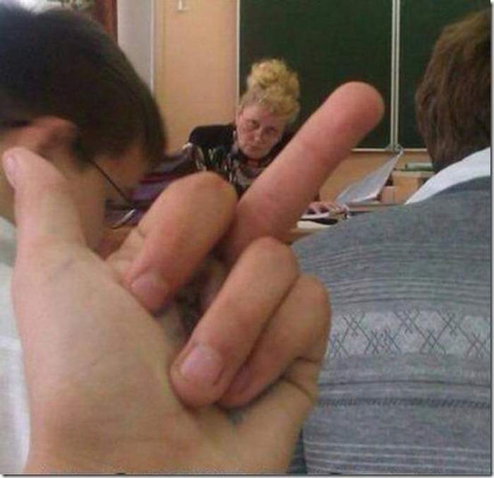ученик показывает учительнице средний палец