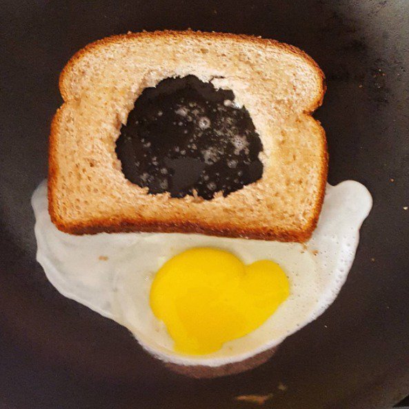 яйцо и хлеб на сковороде