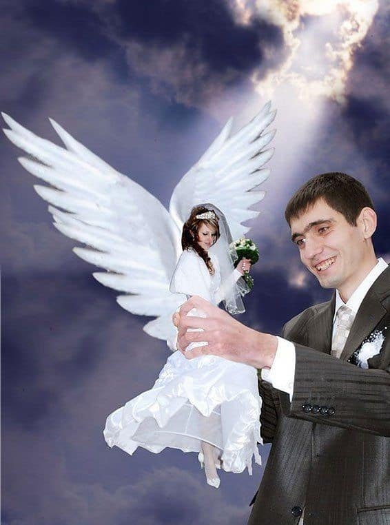 жених держит невесту с крыльями