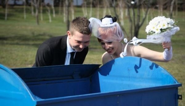 жених и невеста смотрят в мусорный бак