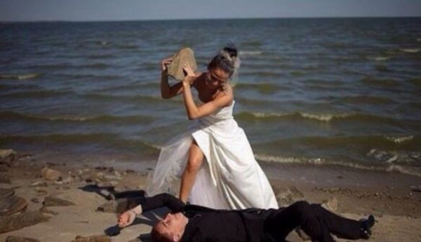 невеста замахнулась на жениха камнем