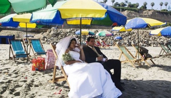 жених и невеста на пляже