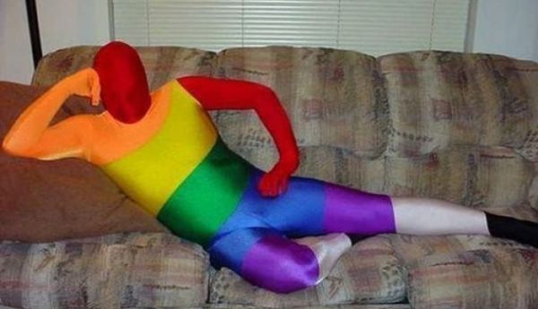 мужчина в цветном костюме на диване