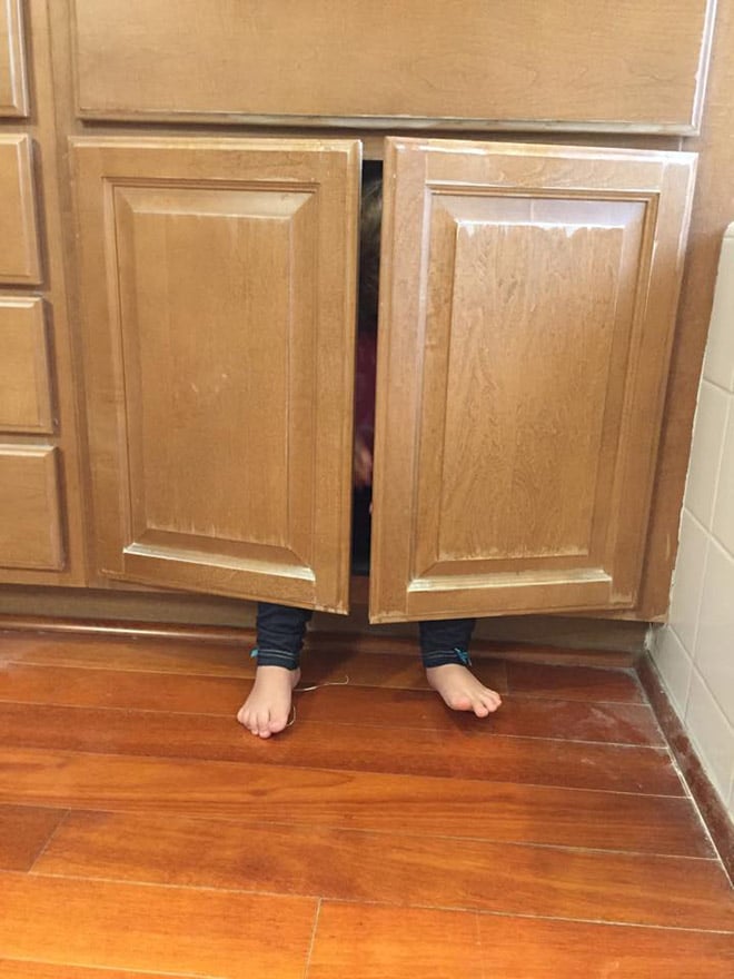 мальчик сидит в шкафчике