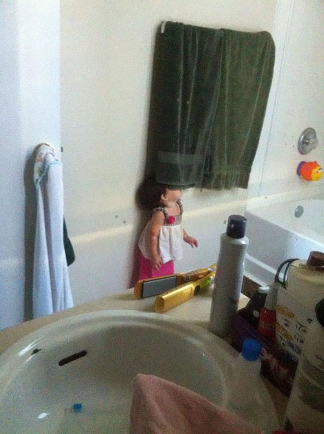 девочка прячется в ванной