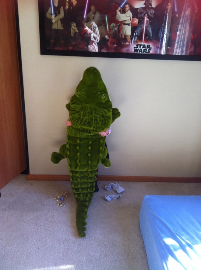 ребенок с игрушечным крокодилом