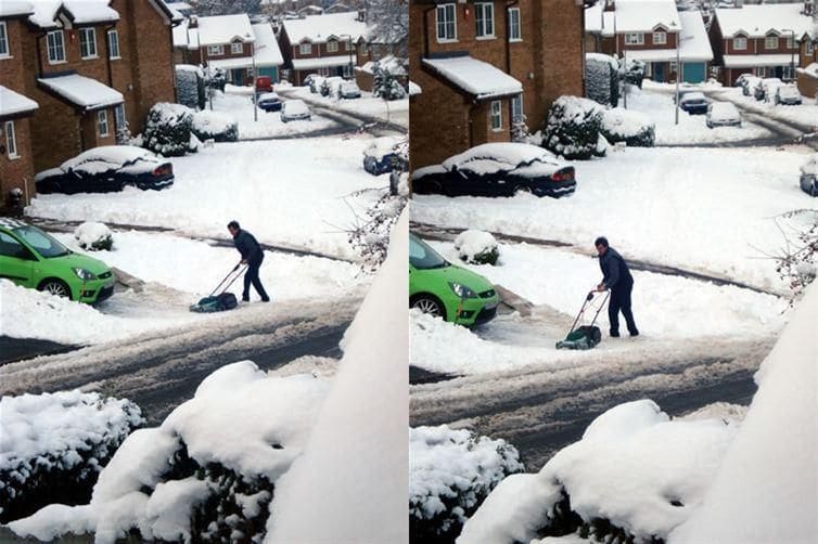 мужчина с газонокосилкой на снегу