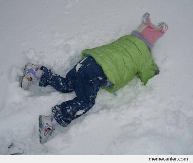 девочка лежит в снегу