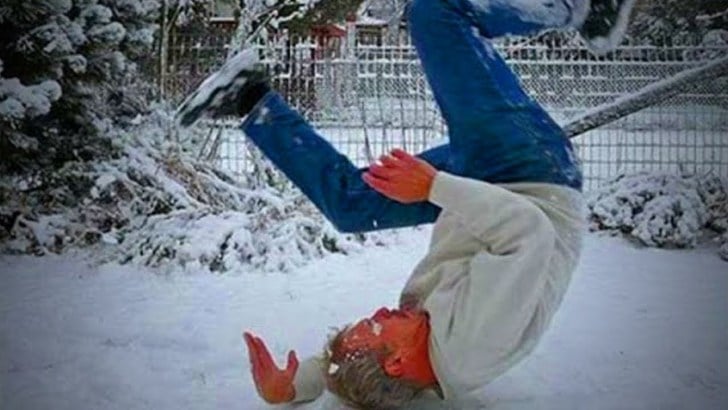 мужчина упал на льду