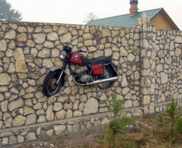 мотоцикл в заборе