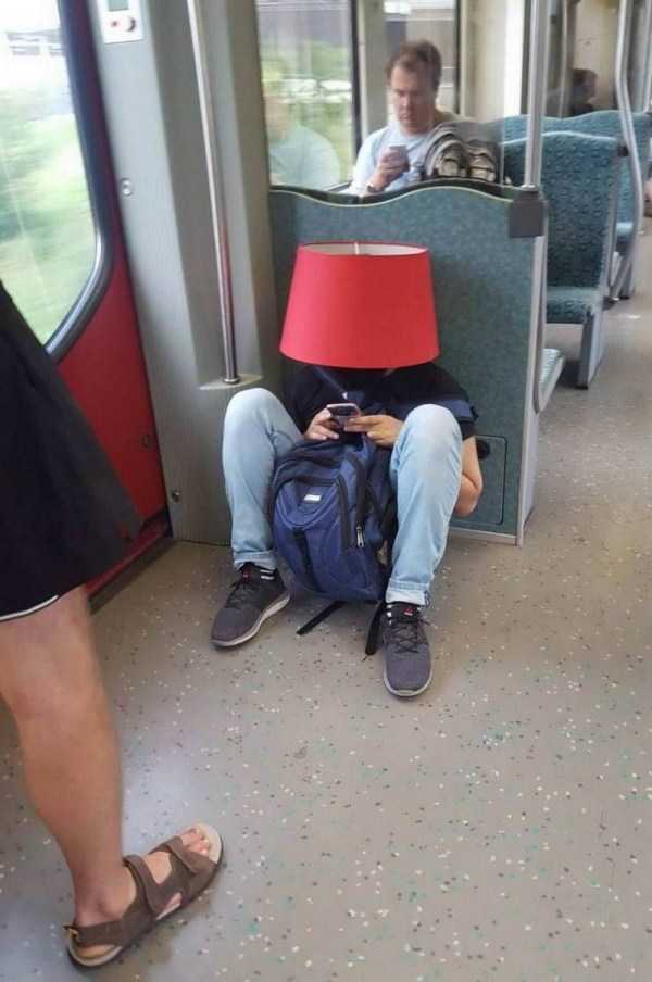 парень с лампой на голове
