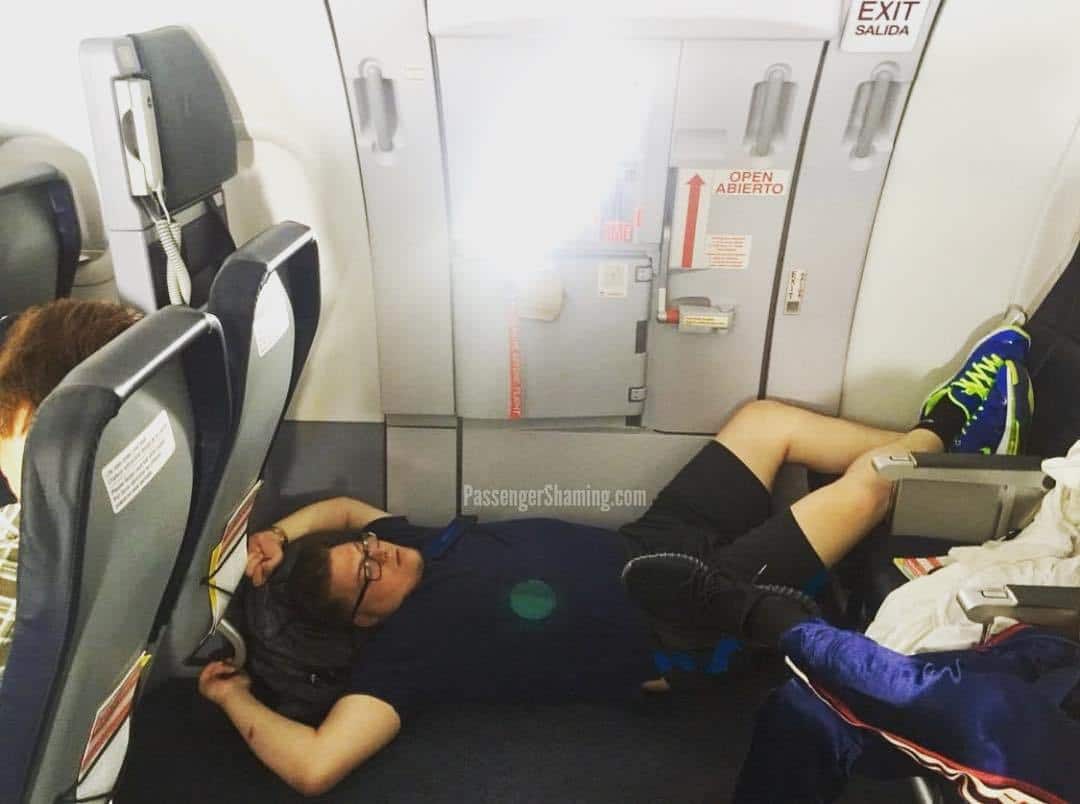 парень спит на полу в самолете