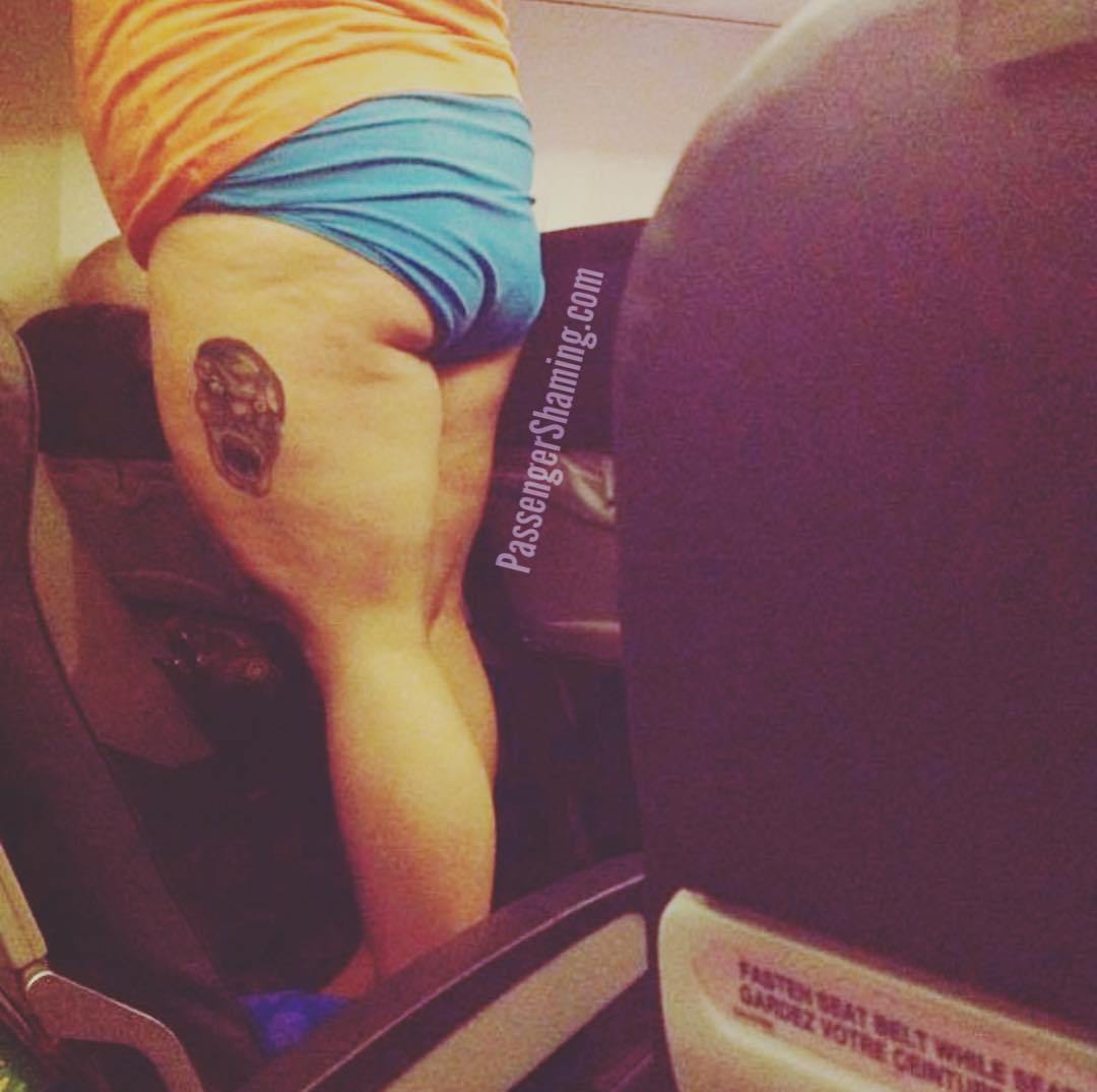 мужчина без штанов в самолете