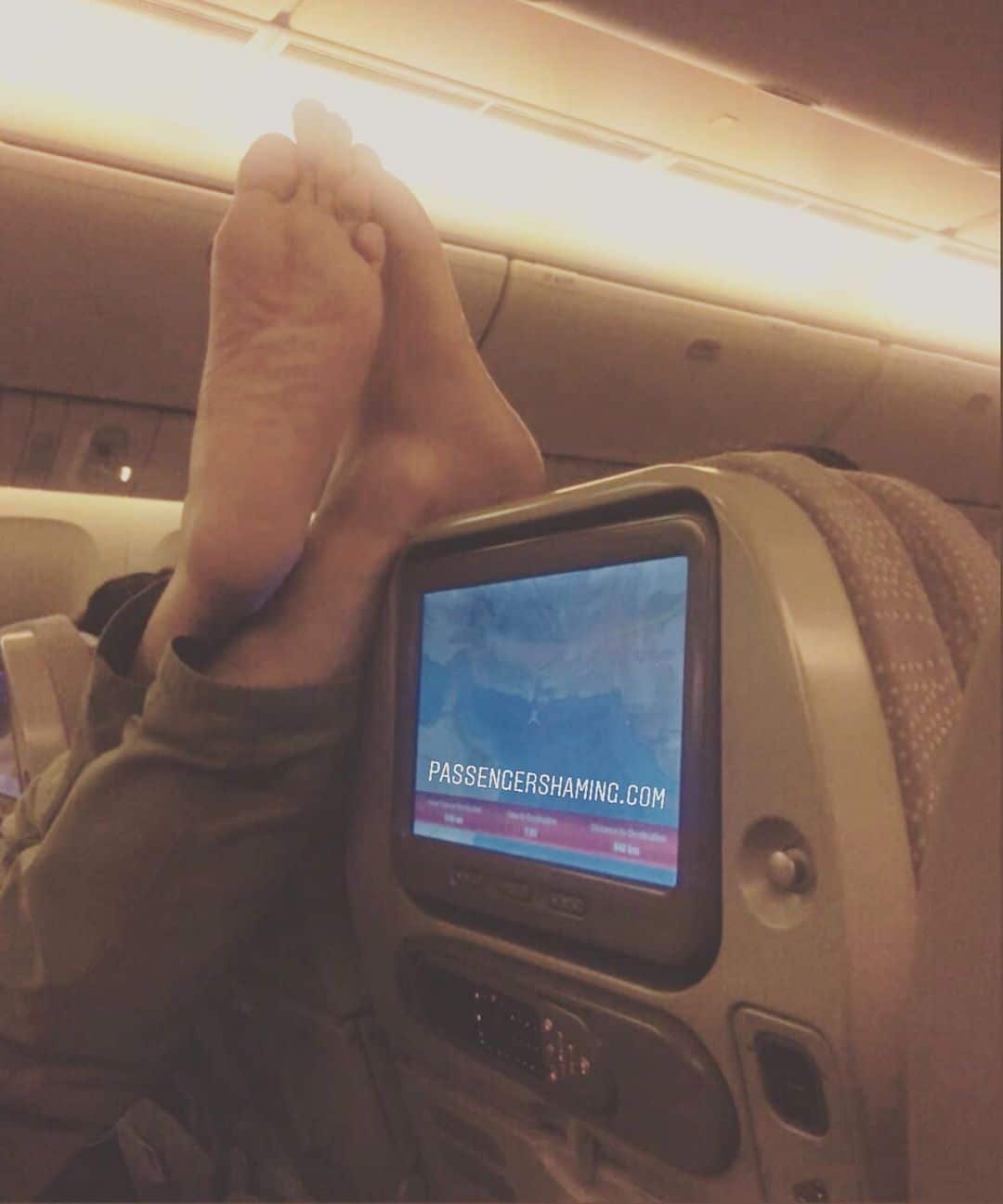 ноги на спинке кресла в самолете