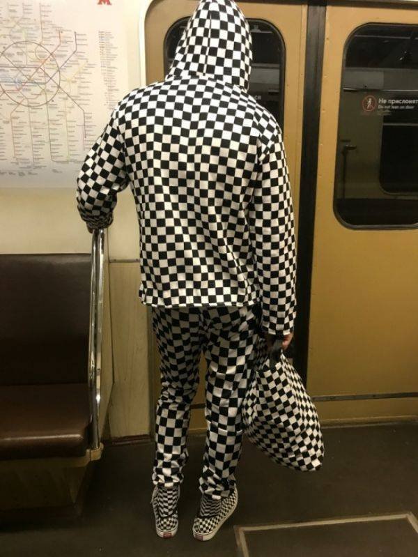 парень в клетчатой одежде в метро