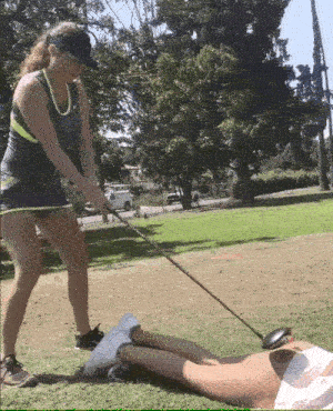 девушка играет в гольф