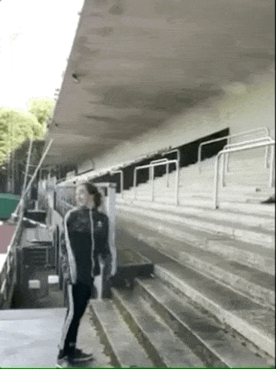 парень прыгает по ступенькам