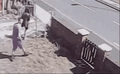 парень прыгает через забор