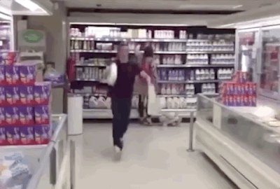 парень падает в магазине
