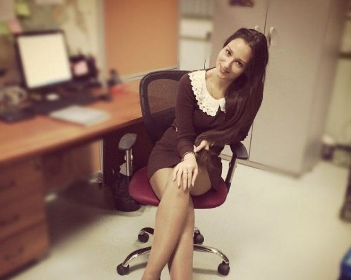 Симпатичная девушка в офисе