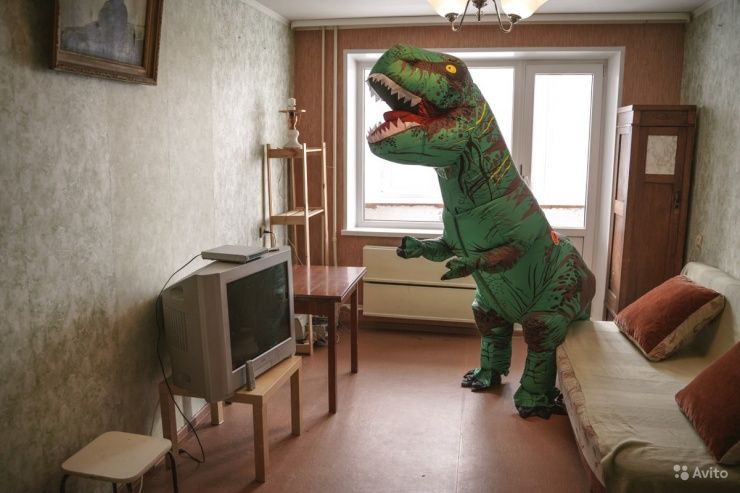 На объявление об аренде квартиры добавили динозавра, и интерьеры с ним — совсем другое дело! ❘ фото Приколы,ekabu,ru,реклама,фото,юмор