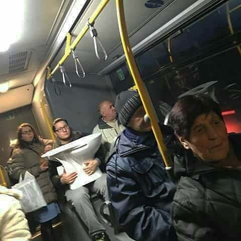 мужчина с унитазом в автобусе