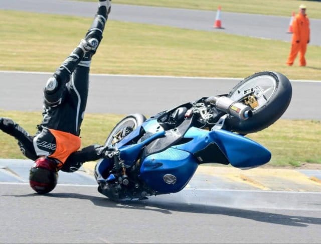 парень падает с мотоцикла