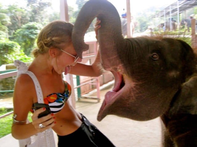 девушка и слоненок