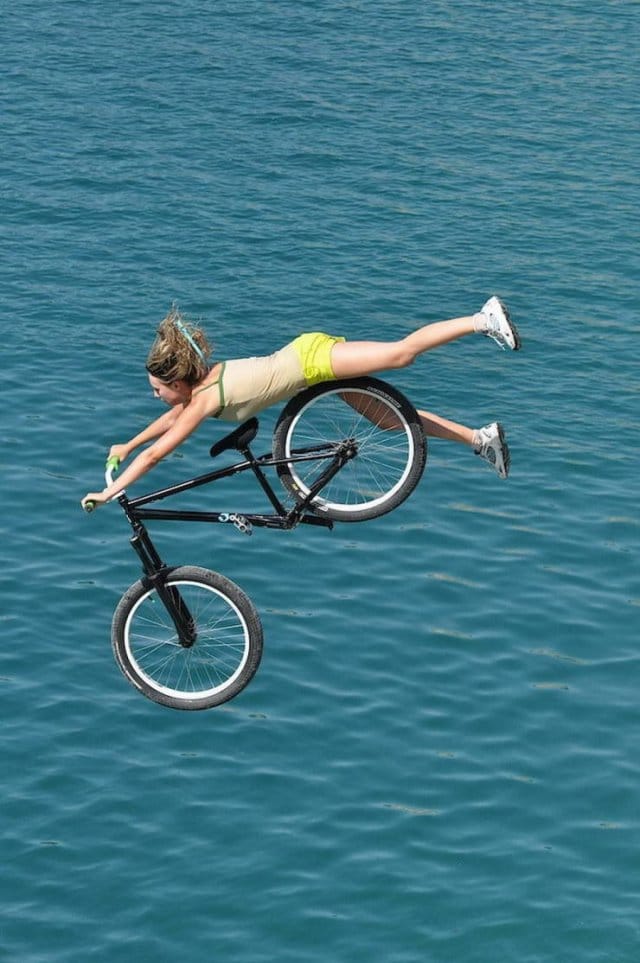 девушка падает с велосипедом в воду