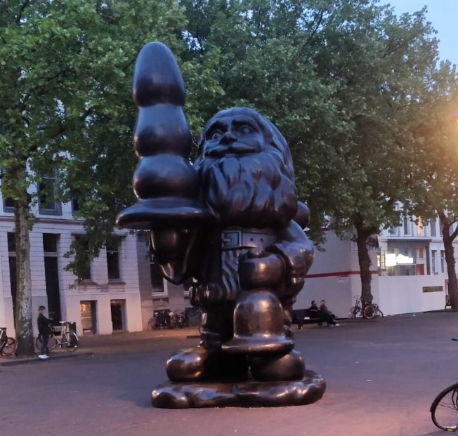 статуя санта клауса в ротердаме