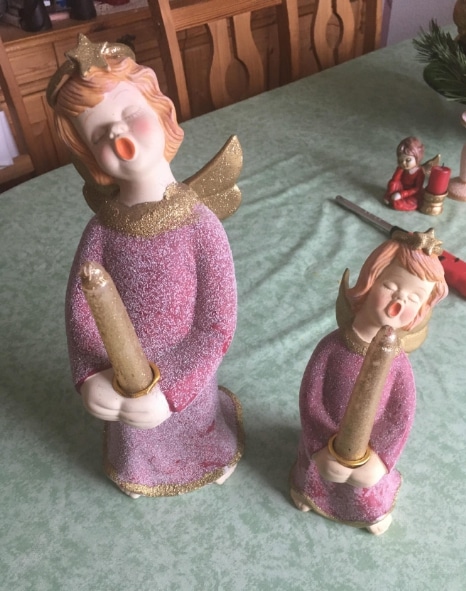 ангелочки со свечками на столе