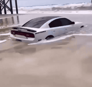 машина в воде на пляже