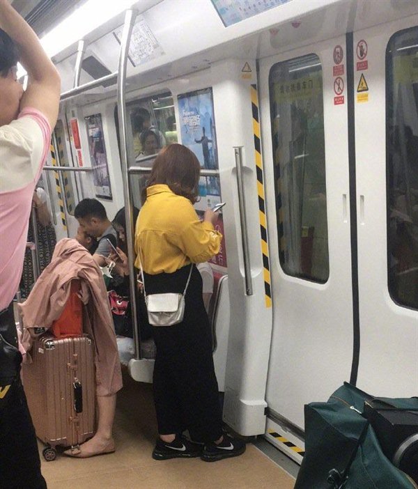 люди в вагоне метро
