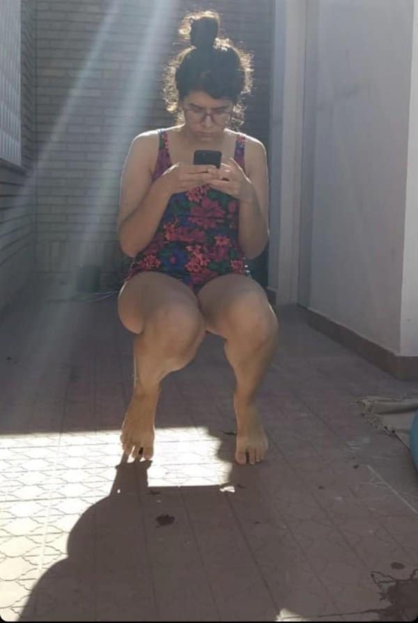 девушка сидит с телефоном в руке