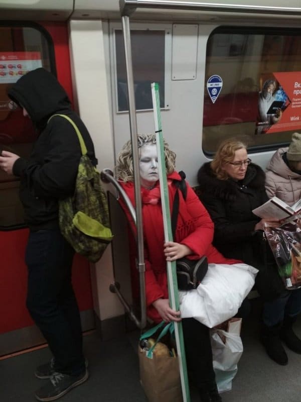 женщины в вагоне метро