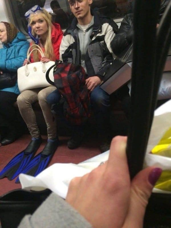 девушка в ластах в метро