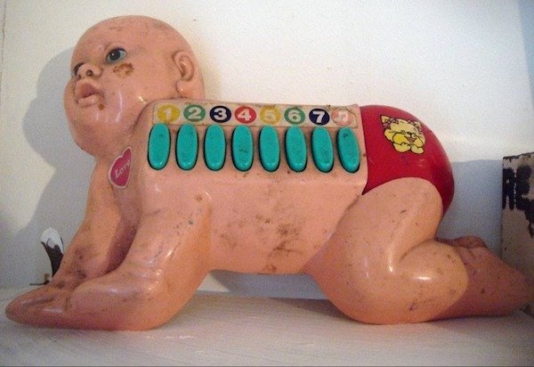пластиковая кукла с кнопками