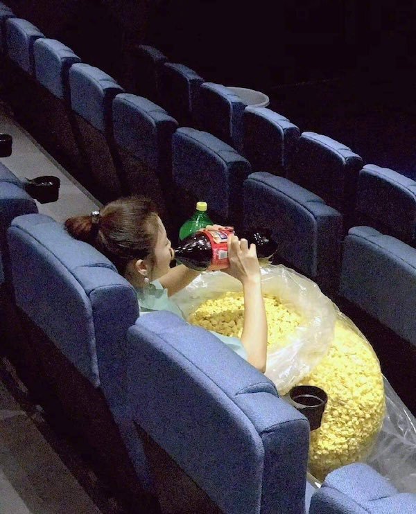 девушка с попкорном в кино