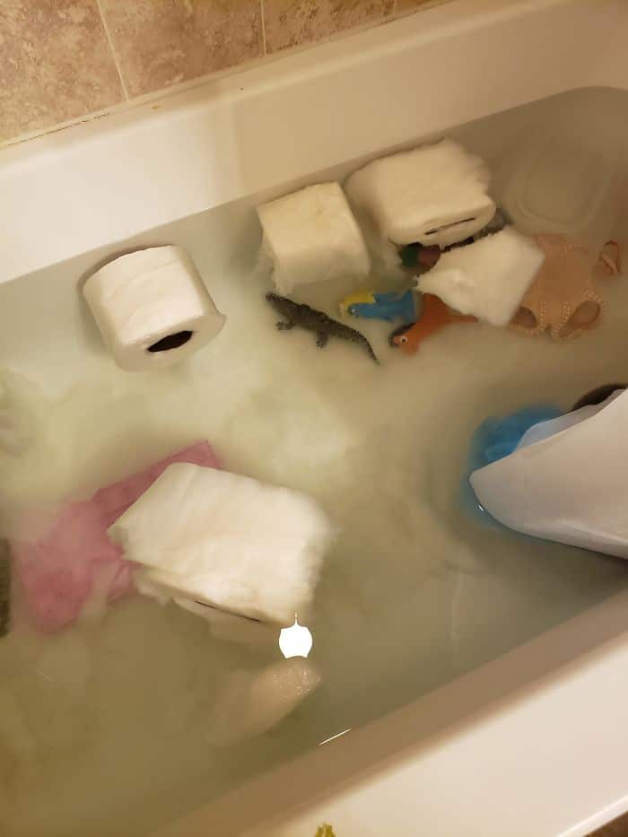 рулоны туалетной бумаги плавают в ванне с водой